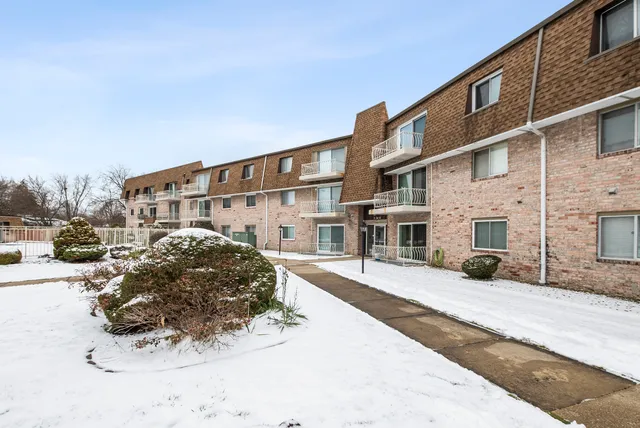$99,900 | 3240 North Manor Drive, Unit 216, Lansing, IL 60438