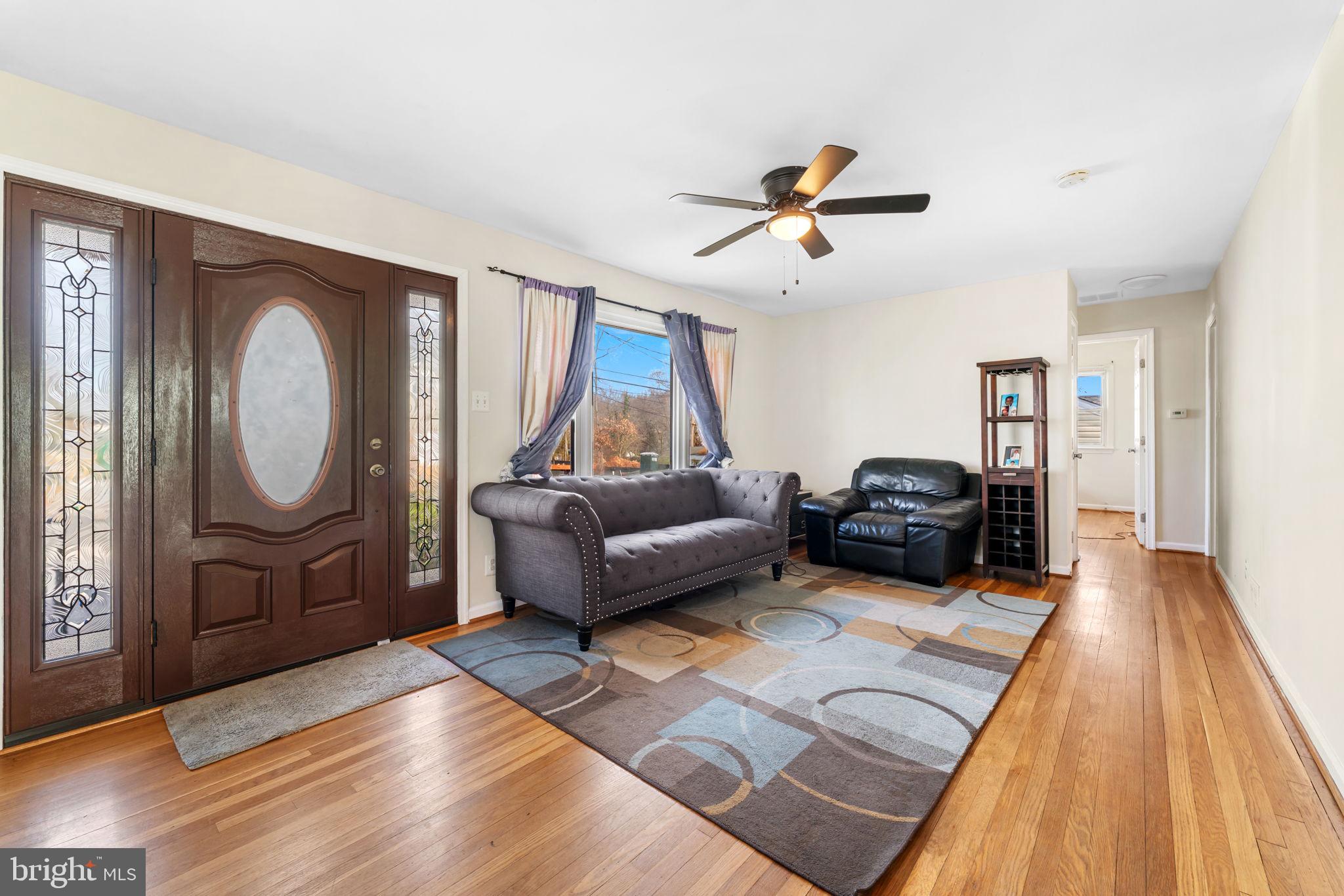 9207 4th Street Lanham, MD 20706 - Photo 4 of 37 Living room