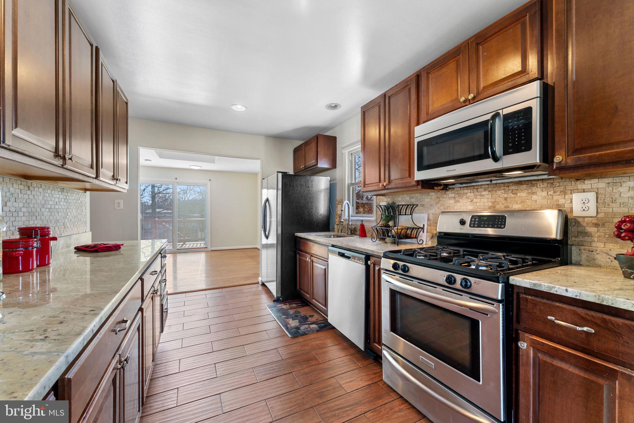 9207 4th Street Lanham, MD 20706 - Photo 6 of 37 Kitchen w granite