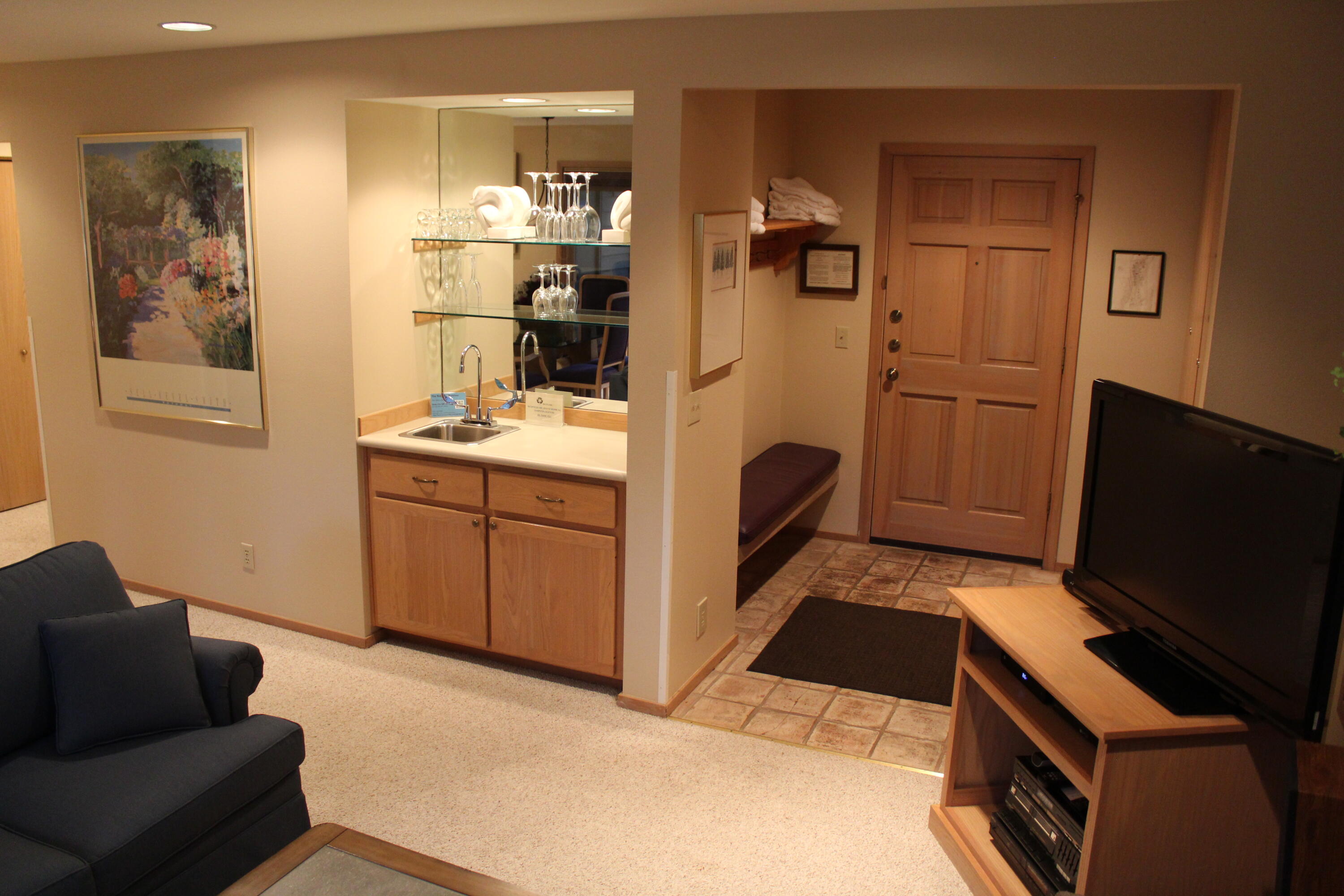57373 Beaver Ridge Loop, Unit 27C1 Sunriver, OR 97707 - Photo 3 of 23 3-R27-entry:bar
