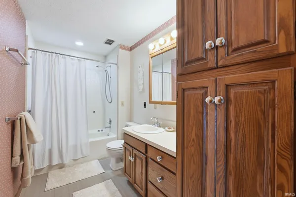 $230,000 | 2105 Oakwood Drive, Warsaw, IN 46580