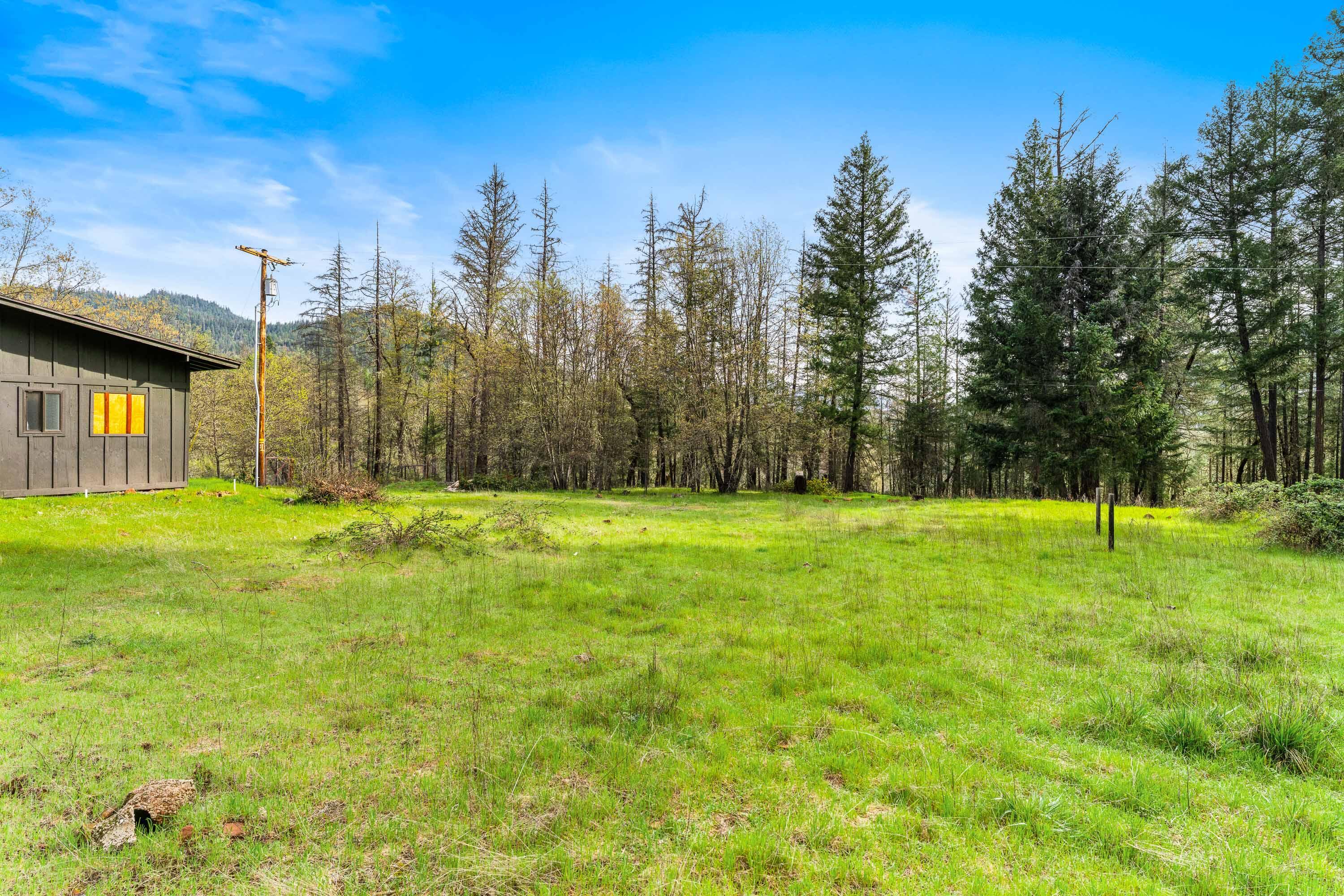 7201 Crowfoot Road Trail, OR 97541 - Photo 50 of 56 a view of a yard with a house in the background