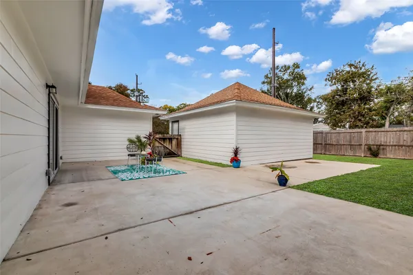 a view of back yard of the house