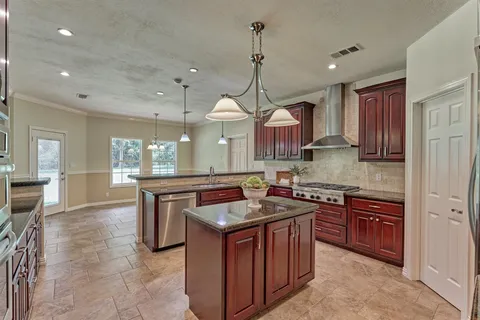 $1,050,000 | 11062 North Hidden Oaks, Conroe, TX 77384