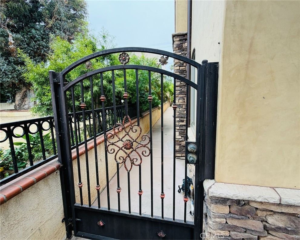 116 Termino Avenue Long Beach, CA 90803 - Photo 8 of 67 Side door