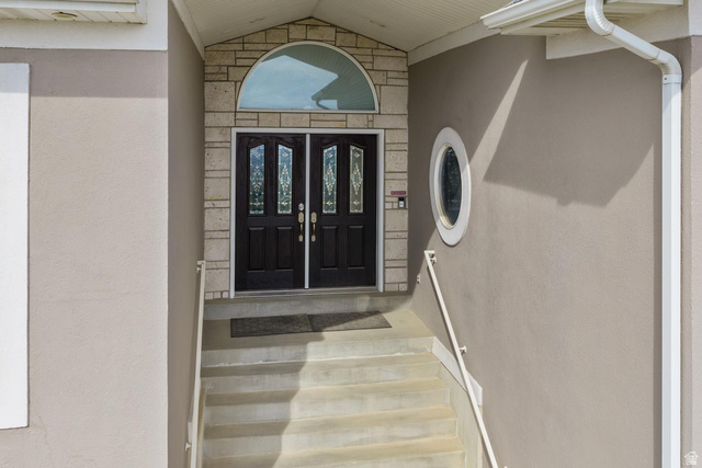 708 Eagle Rdg Drive Bountiful, UT 84010 - Photo 3 of 69 Entry view 2