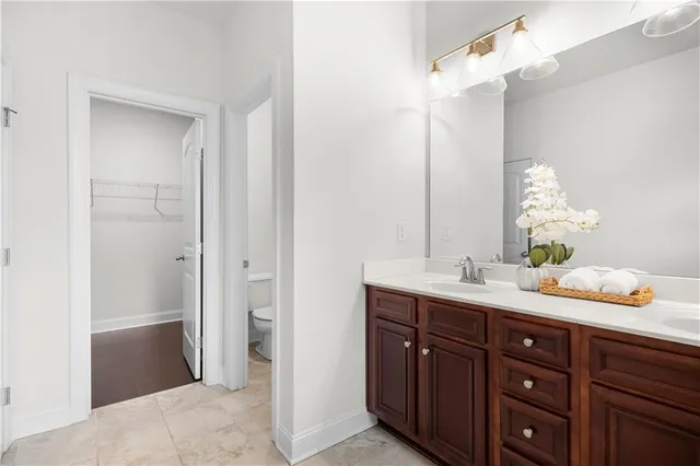 a en suite bathroom with a double vanity sink and mirror