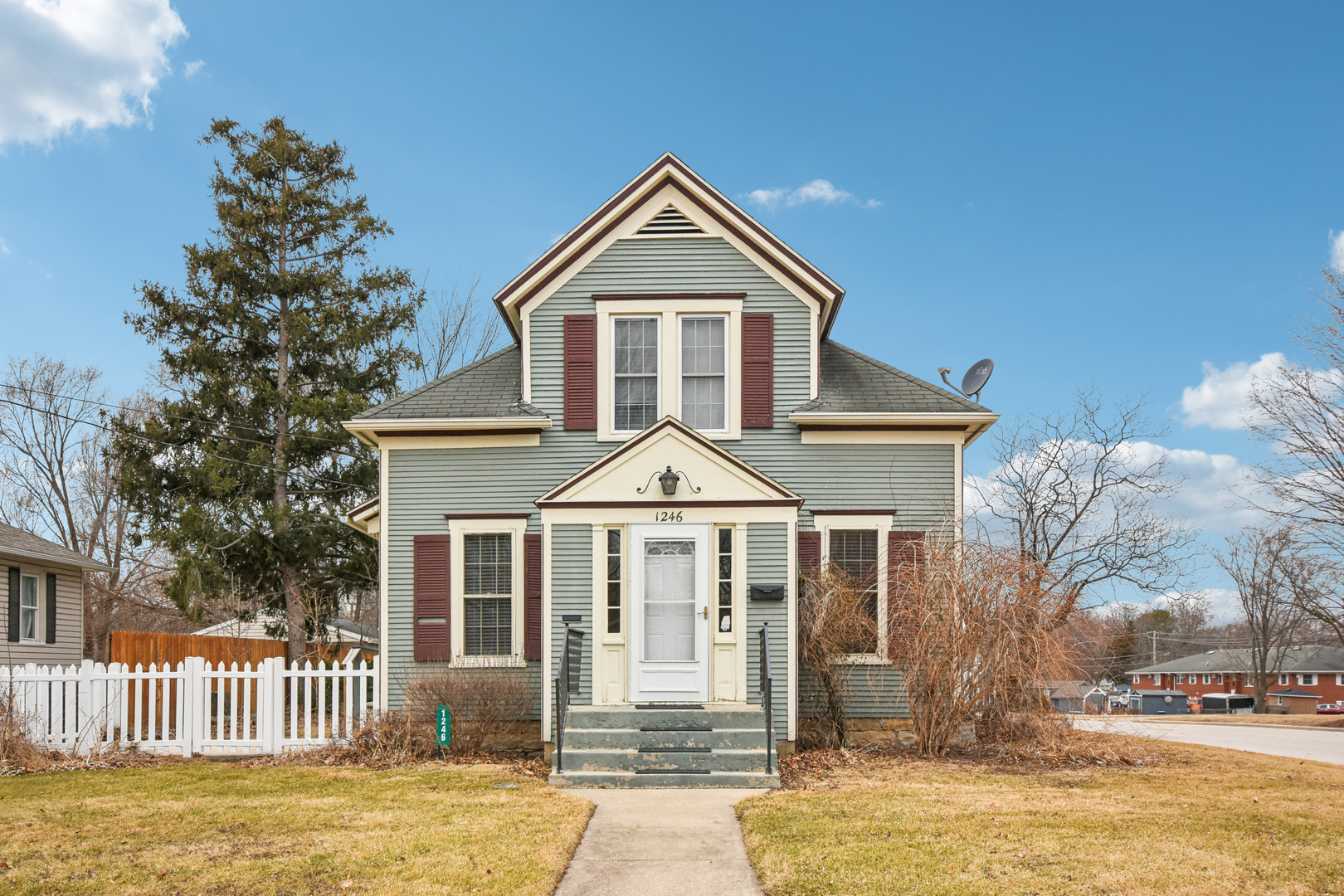 1246 Wauponsee Street Morris, IL 60450 - Photo 2 of 45 a front view of a house with a yard