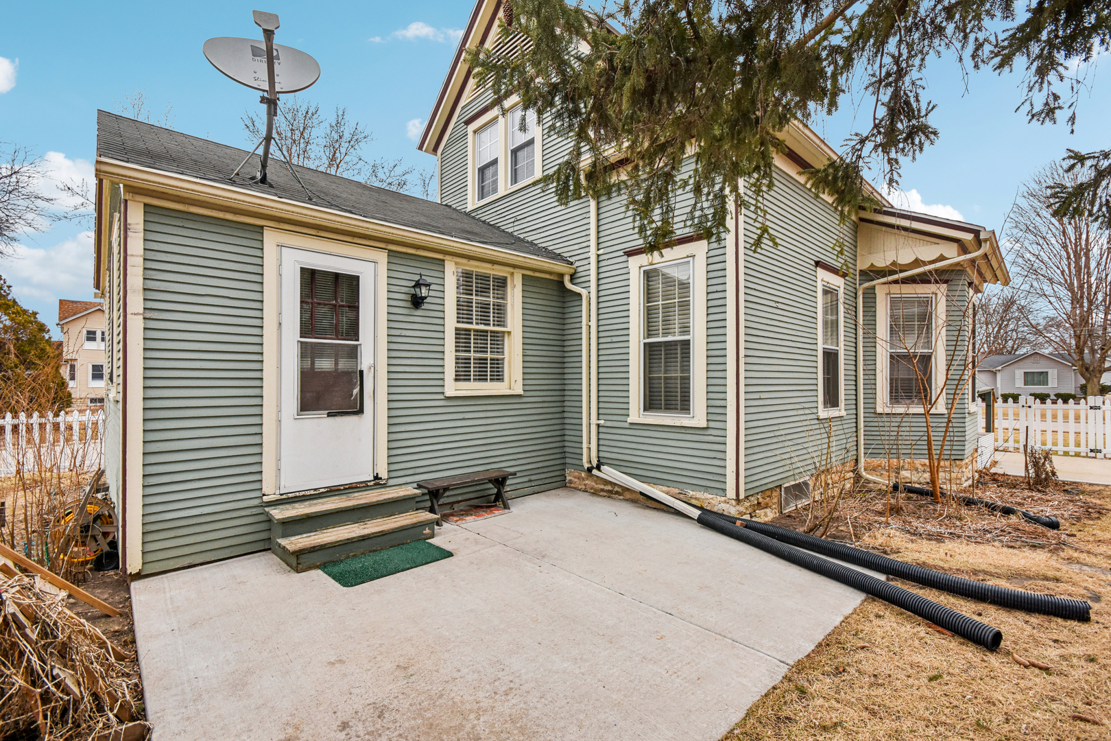 1246 Wauponsee Street Morris, IL 60450 - Photo 36 of 45 a front view of a house with a tree