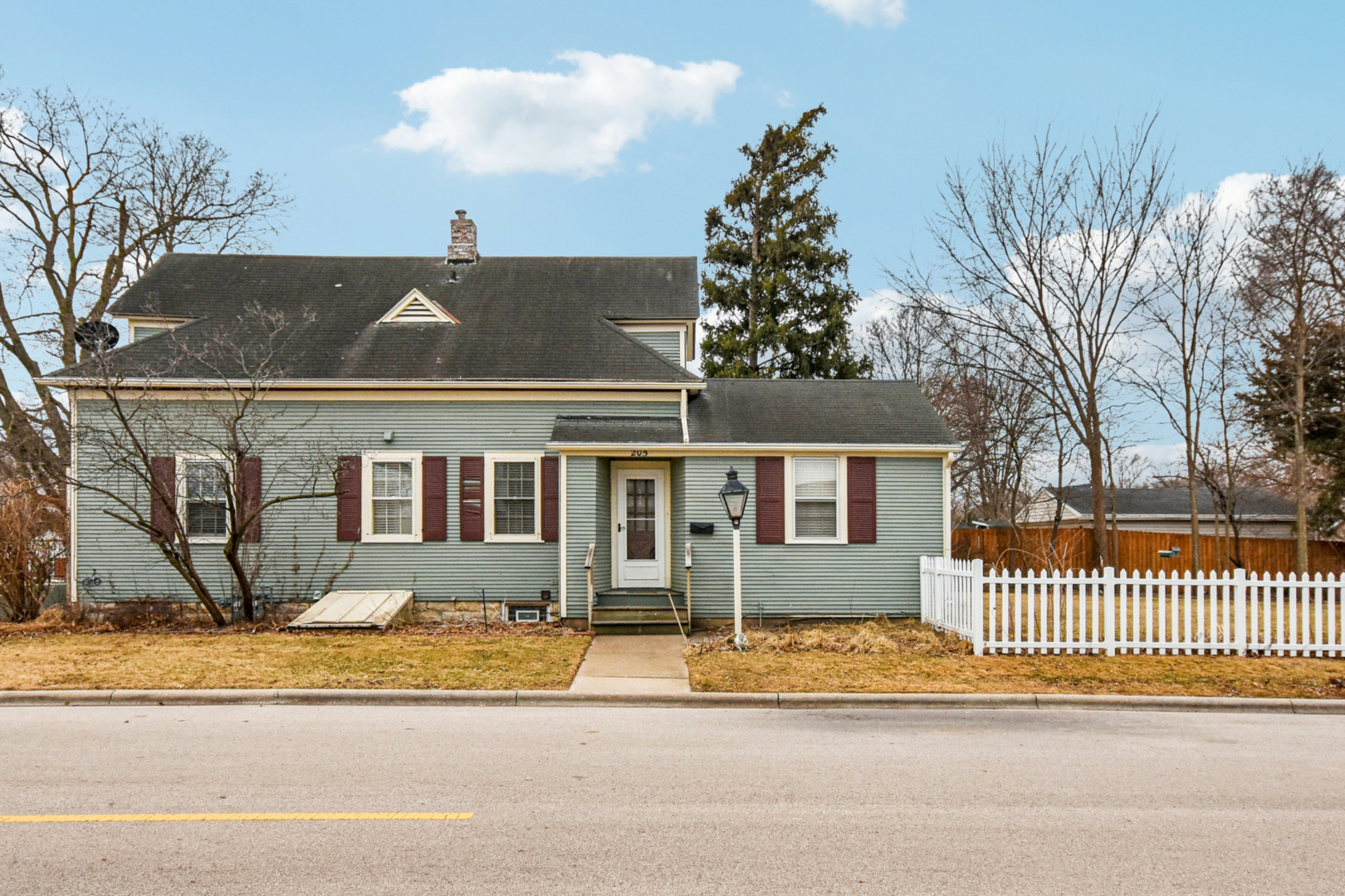 1246 Wauponsee Street Morris, IL 60450 - Photo 4 of 45 a front view of a house with a yard