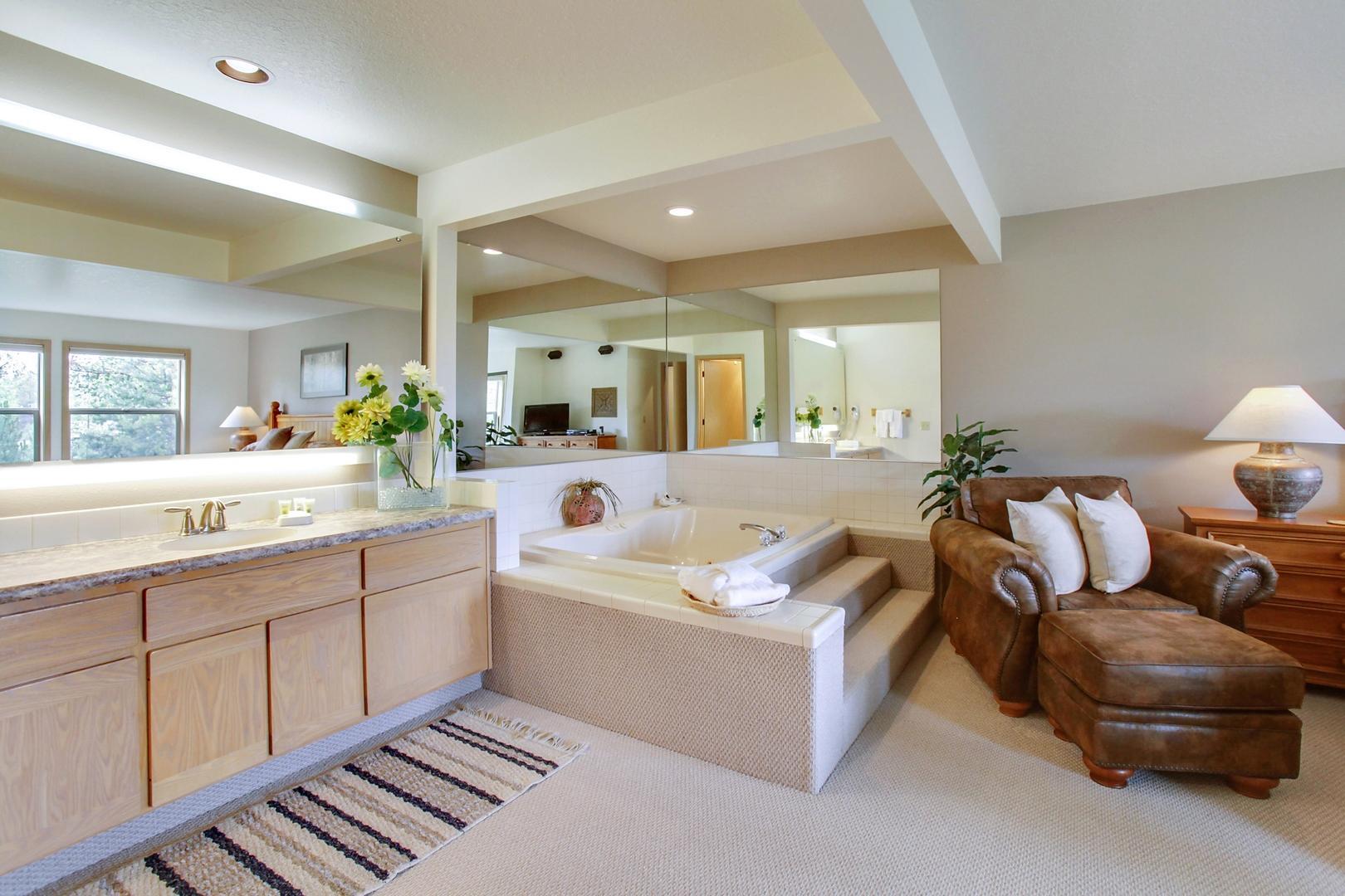 57321 Beaver Ridge Loop, Unit 1 Sunriver, OR 97707 - Photo 13 of 28 R1 tub in master