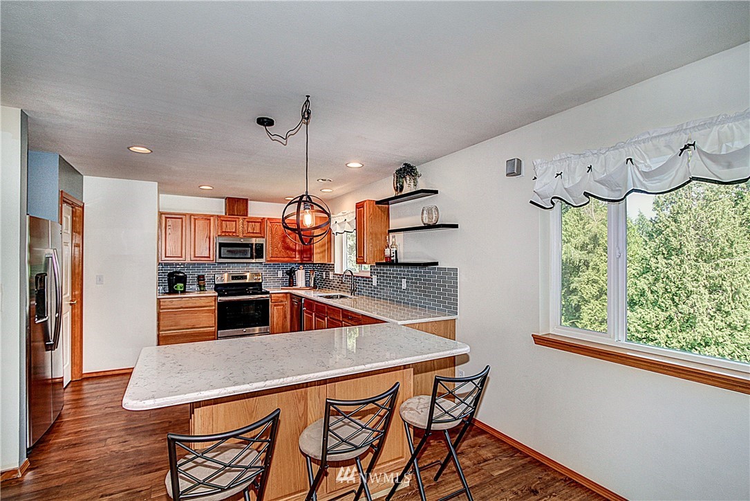 6907 174th Street Southwest Edmonds, WA 98026 - Photo 5 of 24 Gallery Image 5