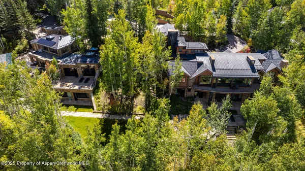 a view of a yard with a house