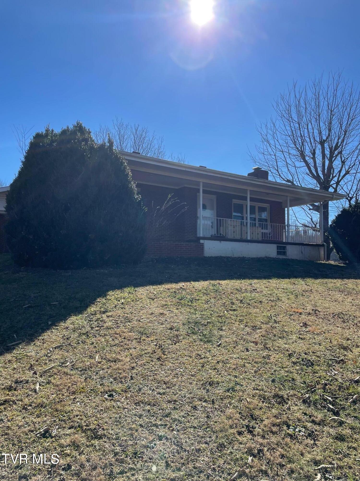 836 Willow Springs Road Elizabethton, TN 37643 - Photo 3 of 17 IMG_2558