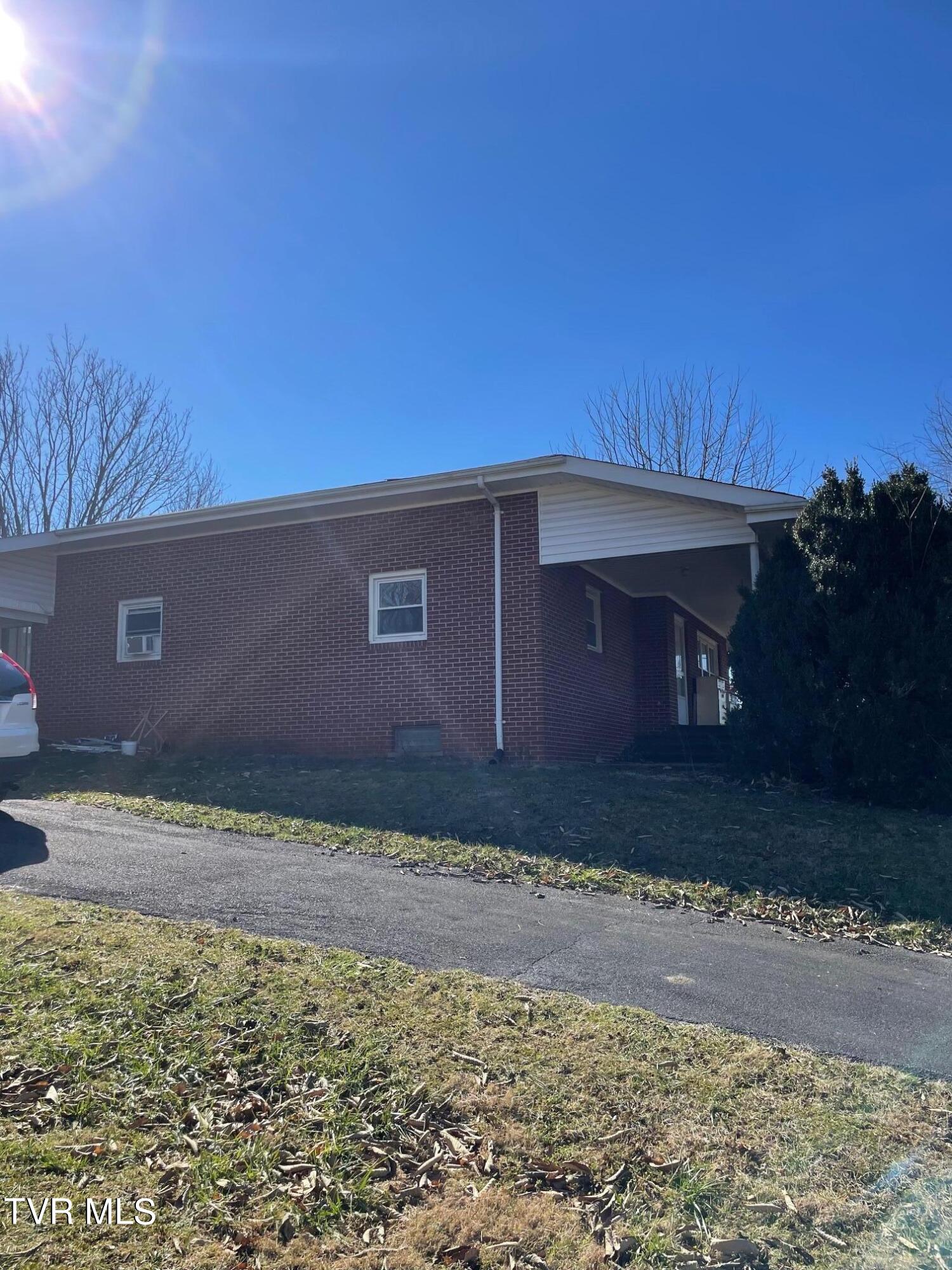 836 Willow Springs Road Elizabethton, TN 37643 - Photo 4 of 17 IMG_2557