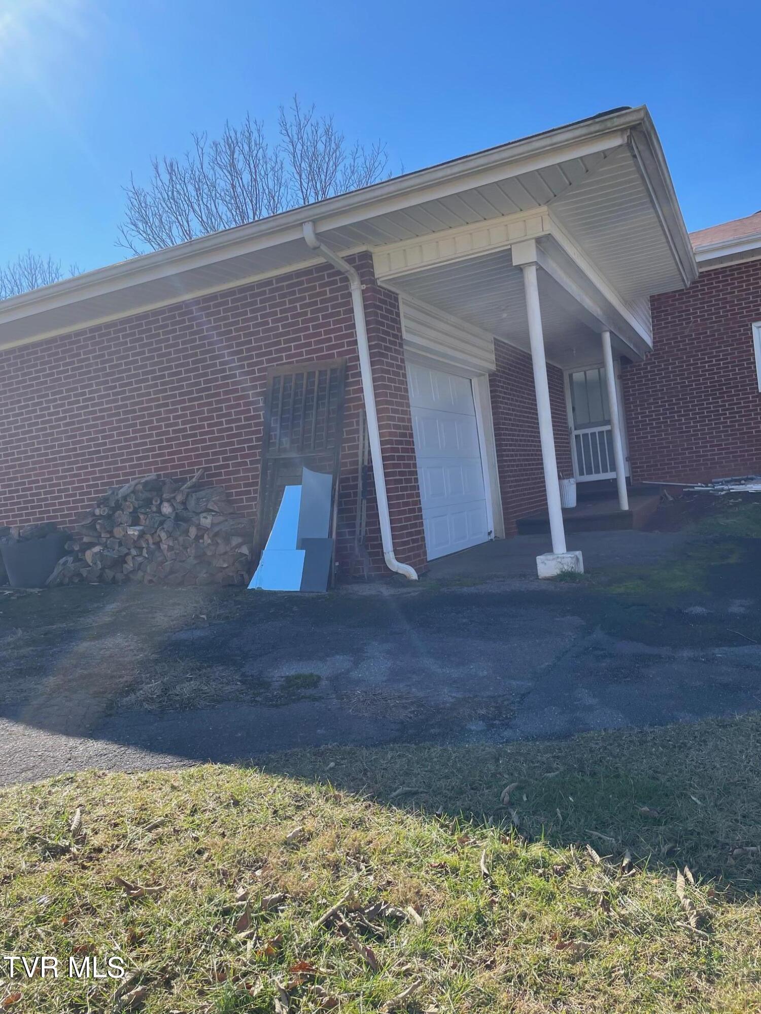 836 Willow Springs Road Elizabethton, TN 37643 - Photo 5 of 17 IMG_2556