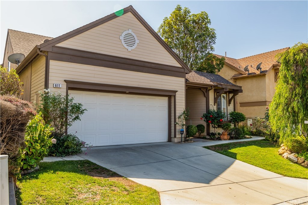 611 Poets Square Fallbrook, CA 92028 - Photo 2 of 36
