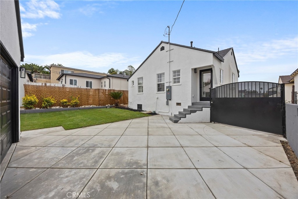 4254 West 58th Place Los Angeles, CA 90043 - Photo 36 of 53 a view of a house with a yard
