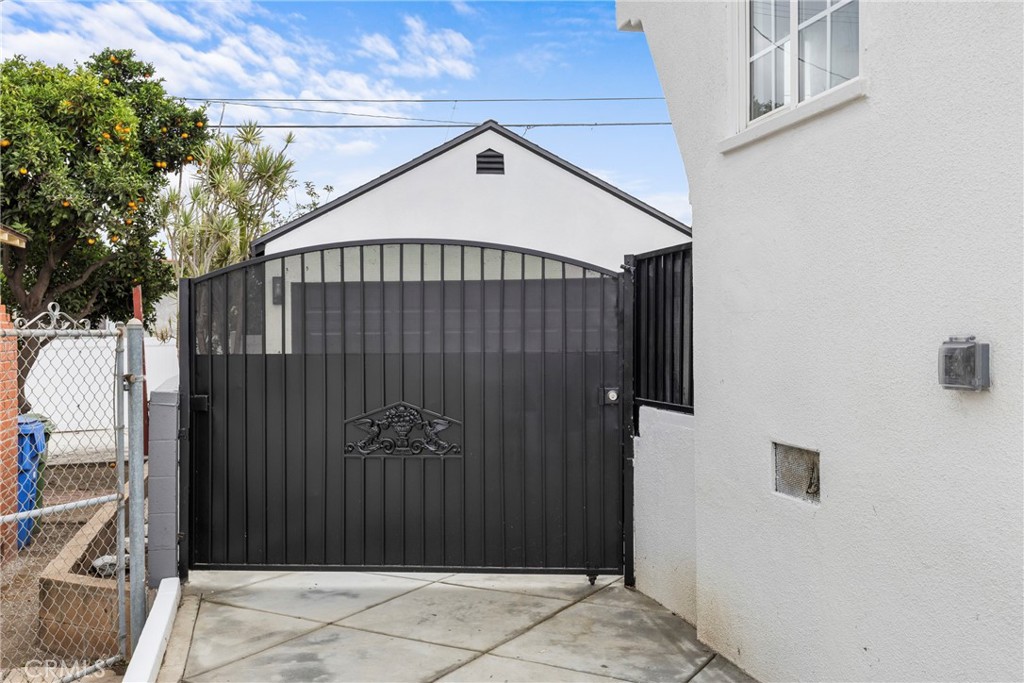 4254 West 58th Place Los Angeles, CA 90043 - Photo 38 of 53 a view of entryway