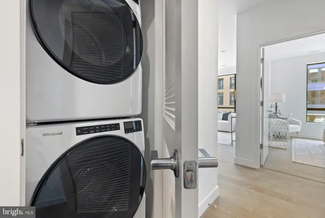 a view of entryway with washer and dryer
