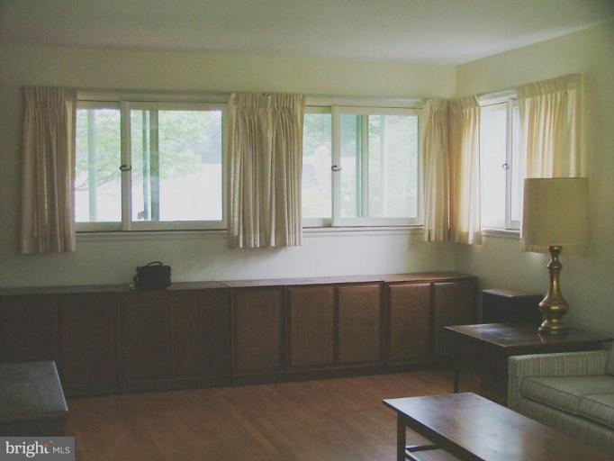 514 Piccadilly Road Towson, MD 21204 - Photo 2 of 14 Living Room