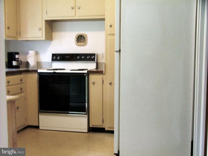 514 Piccadilly Road Towson, MD 21204 - Photo 3 of 14 Kitchen