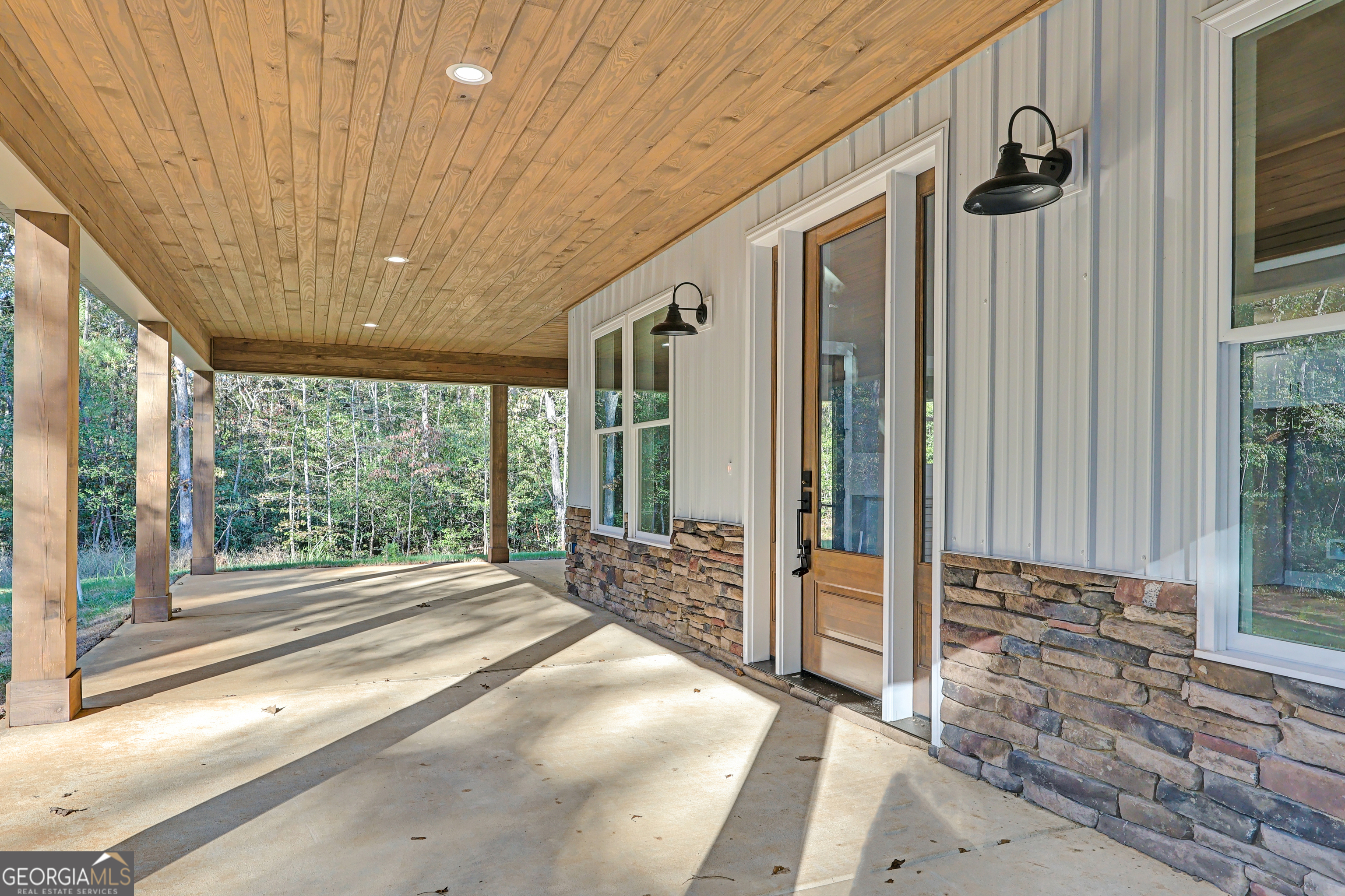 507 North Ridge Road Barnesville, GA 30204 - Photo 3 of 22 a view of a hallway with windows