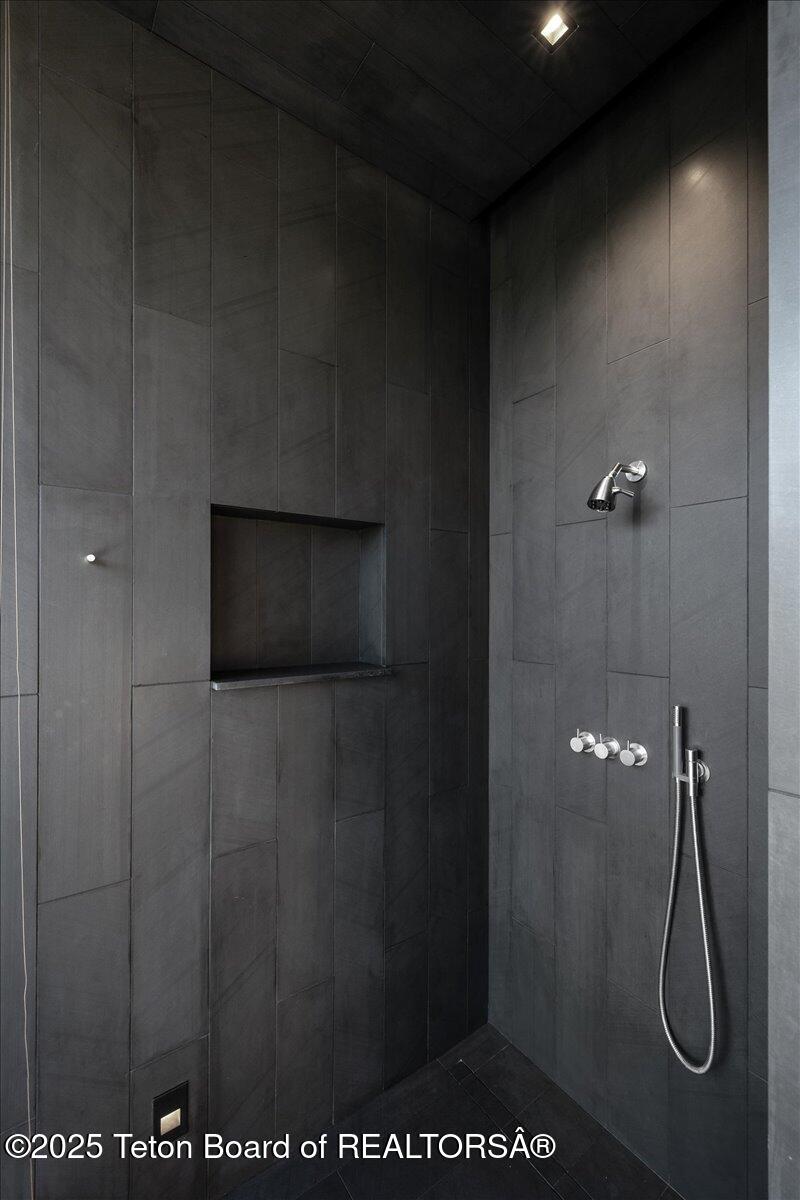 585 Sena Road Jackson, WY 83001 - Photo 25 of 55 Shower2