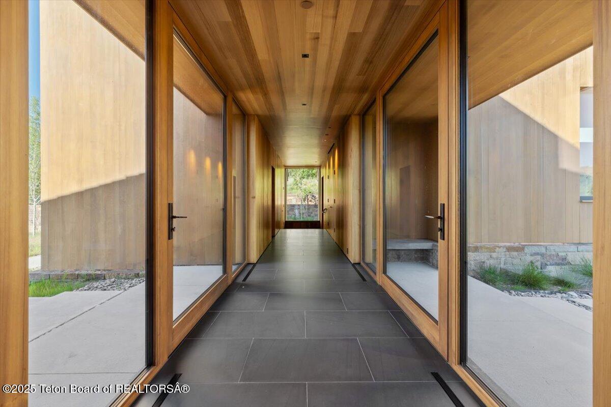 585 Sena Road Jackson, WY 83001 - Photo 34 of 55 Hallway