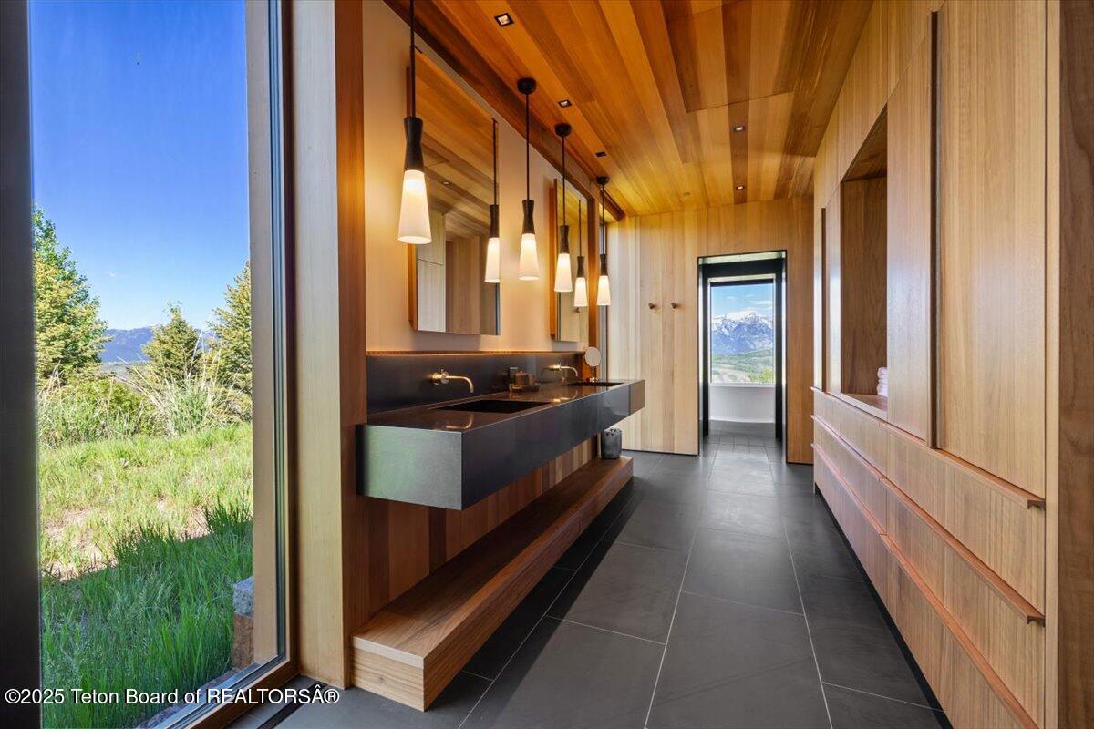 585 Sena Road Jackson, WY 83001 - Photo 6 of 55 Primary Suite Bathroom