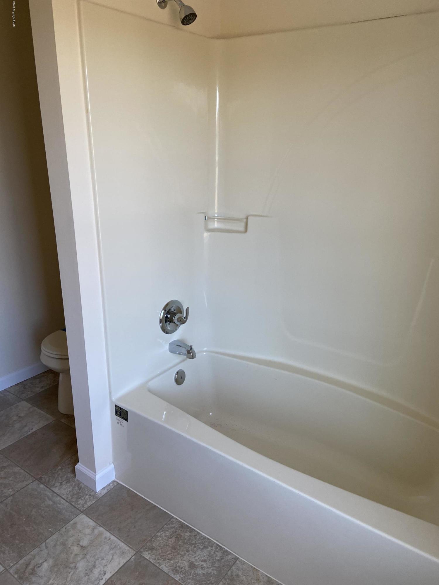 330 Chestnut Road Blakeslee, PA 18610 - Photo 29 of 29 a bathroom with a bathtub
