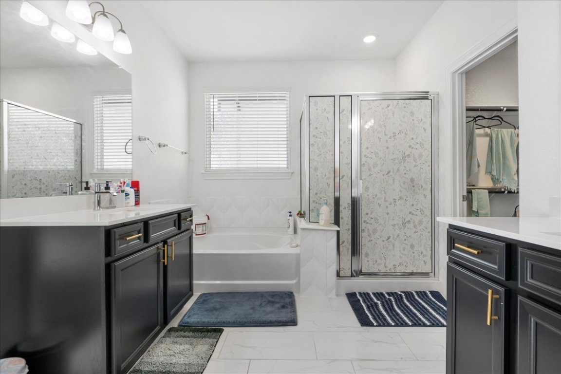 240 Inlet Lane Leander, TX 78641 - Photo 19 of 33 a bathroom with a tub a sink and a mirror