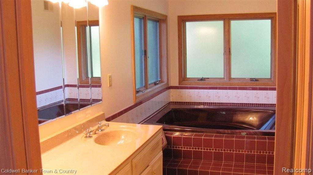 1277 Pine Ridge Road Milford, MI 48380 - Photo 13 of 23 Master Bath.JPG