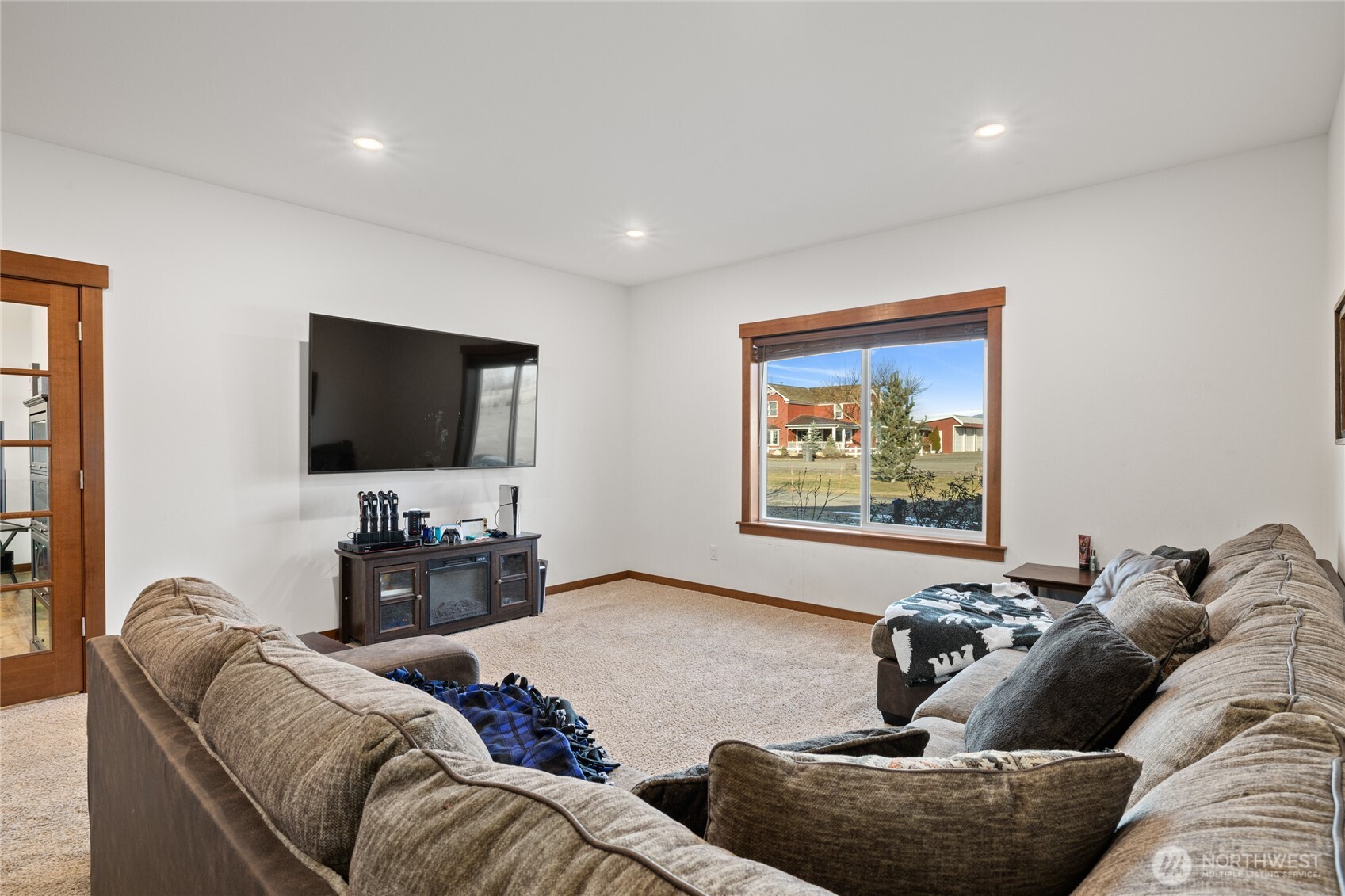 583 Rein Road Ellensburg, WA 98926 - Photo 21 of 40 a living room with furniture and a flat screen tv