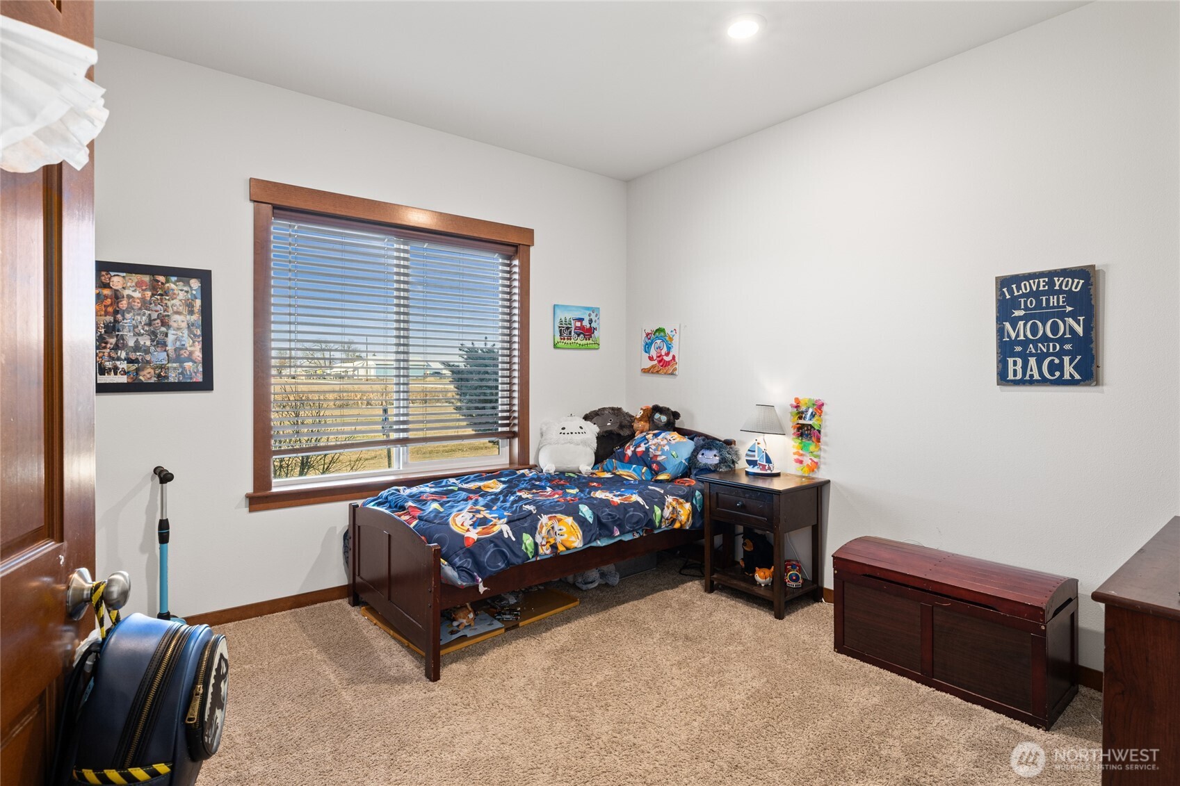 583 Rein Road Ellensburg, WA 98926 - Photo 29 of 40 a bedroom with furniture and a window