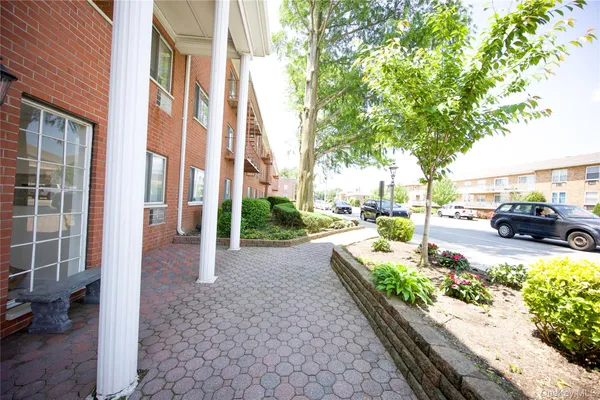 $3,500 | 77 South Park Avenue, Unit A14, Rockville Centre, NY 11570