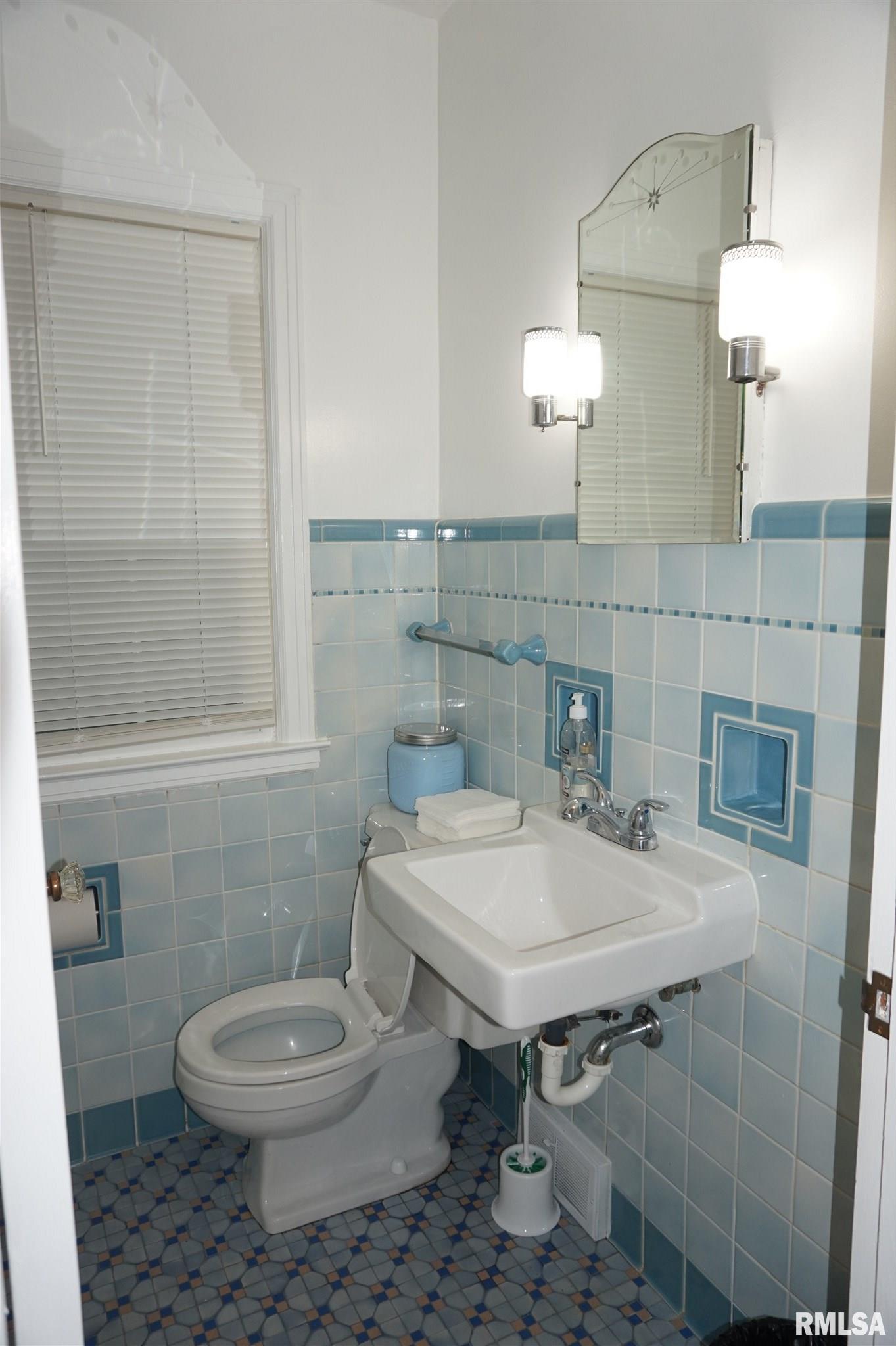 704 Springfield Road East Peoria, IL 61611 - Photo 19 of 41 Gallery Image 19