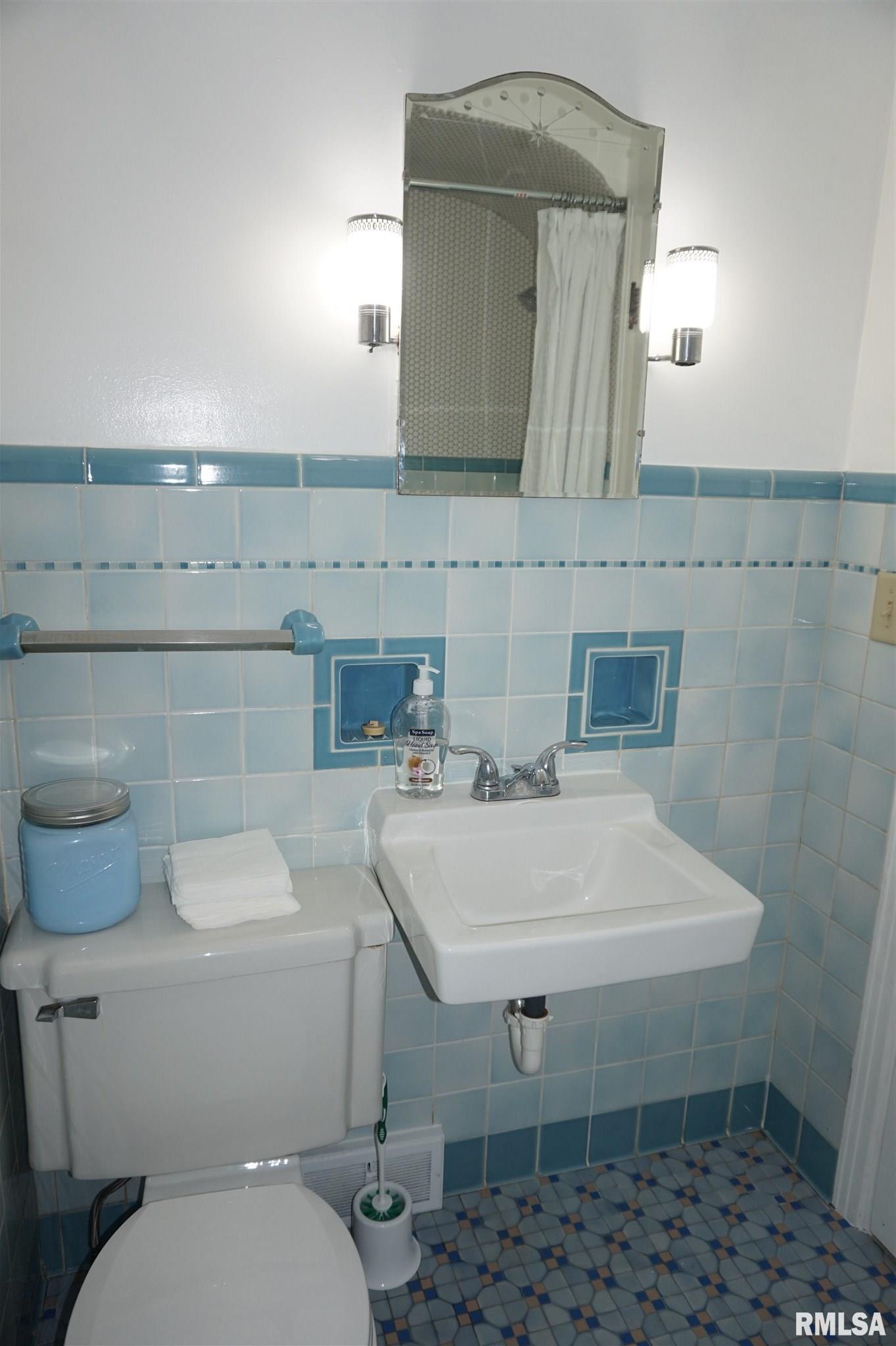 704 Springfield Road East Peoria, IL 61611 - Photo 20 of 41 Gallery Image 20