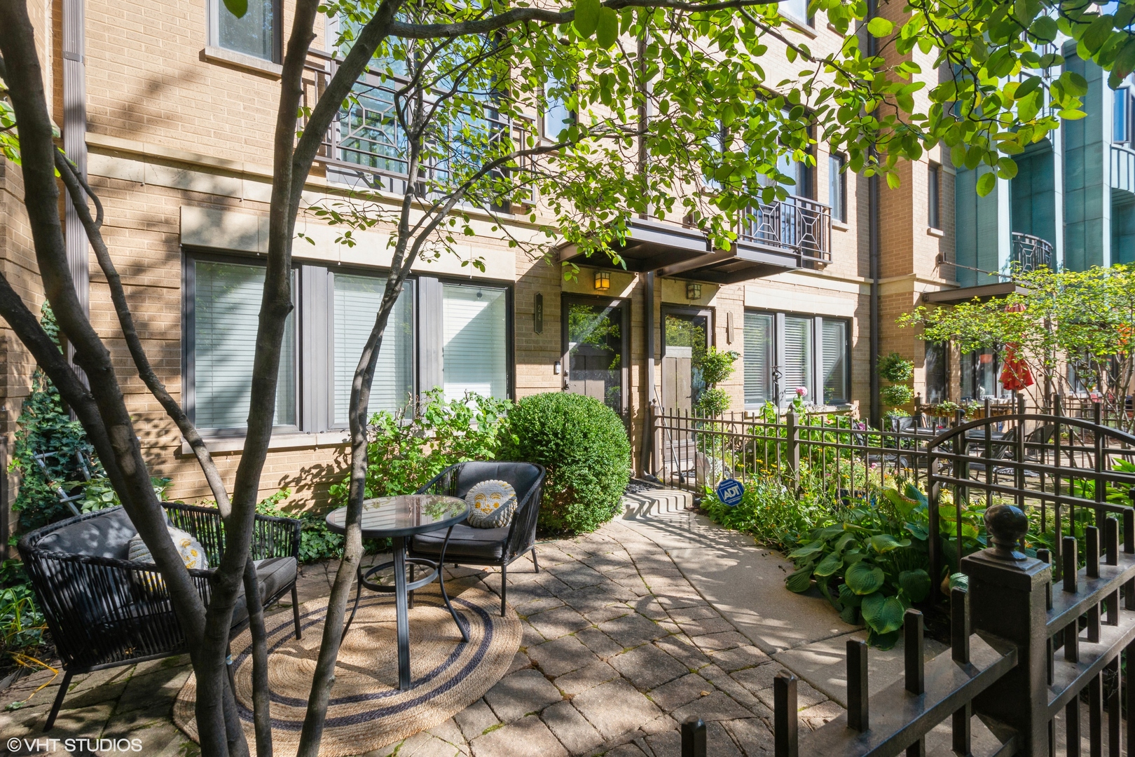 24 South Throop Parkway Chicago, IL 60607 - Photo 2 of 32