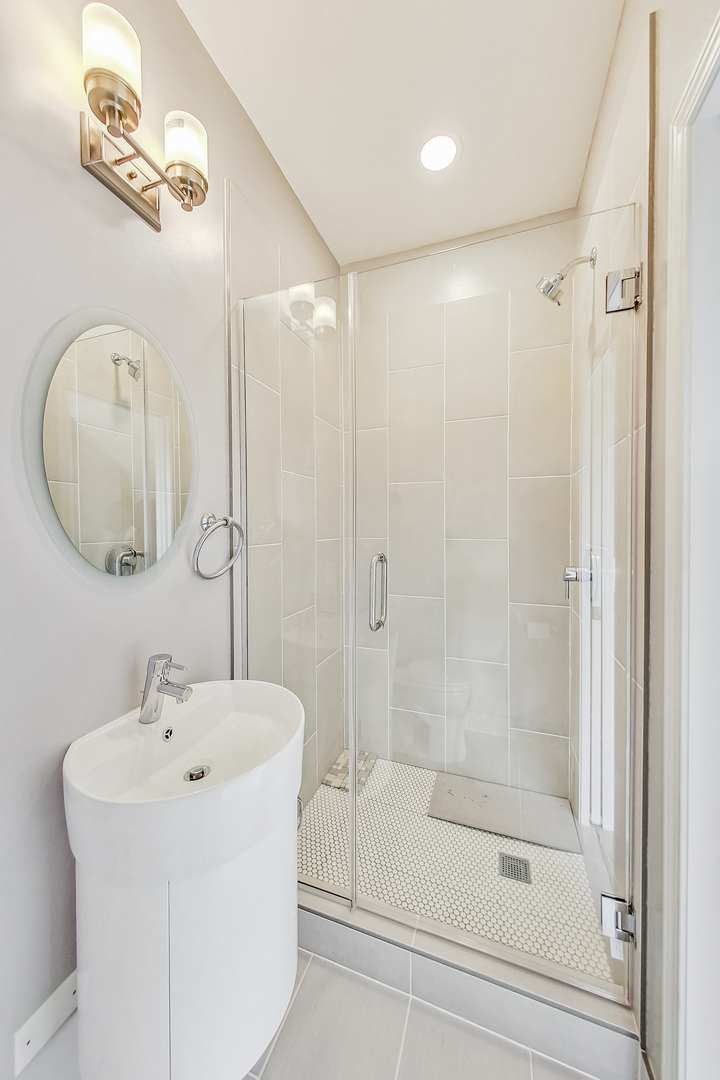 24 South Throop Parkway Chicago, IL 60607 - Photo 25 of 32