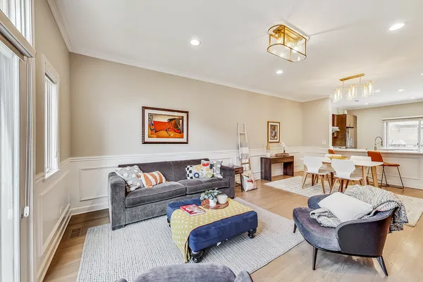 $1,250,000 | 24 South Throop Parkway, Chicago, IL 60607