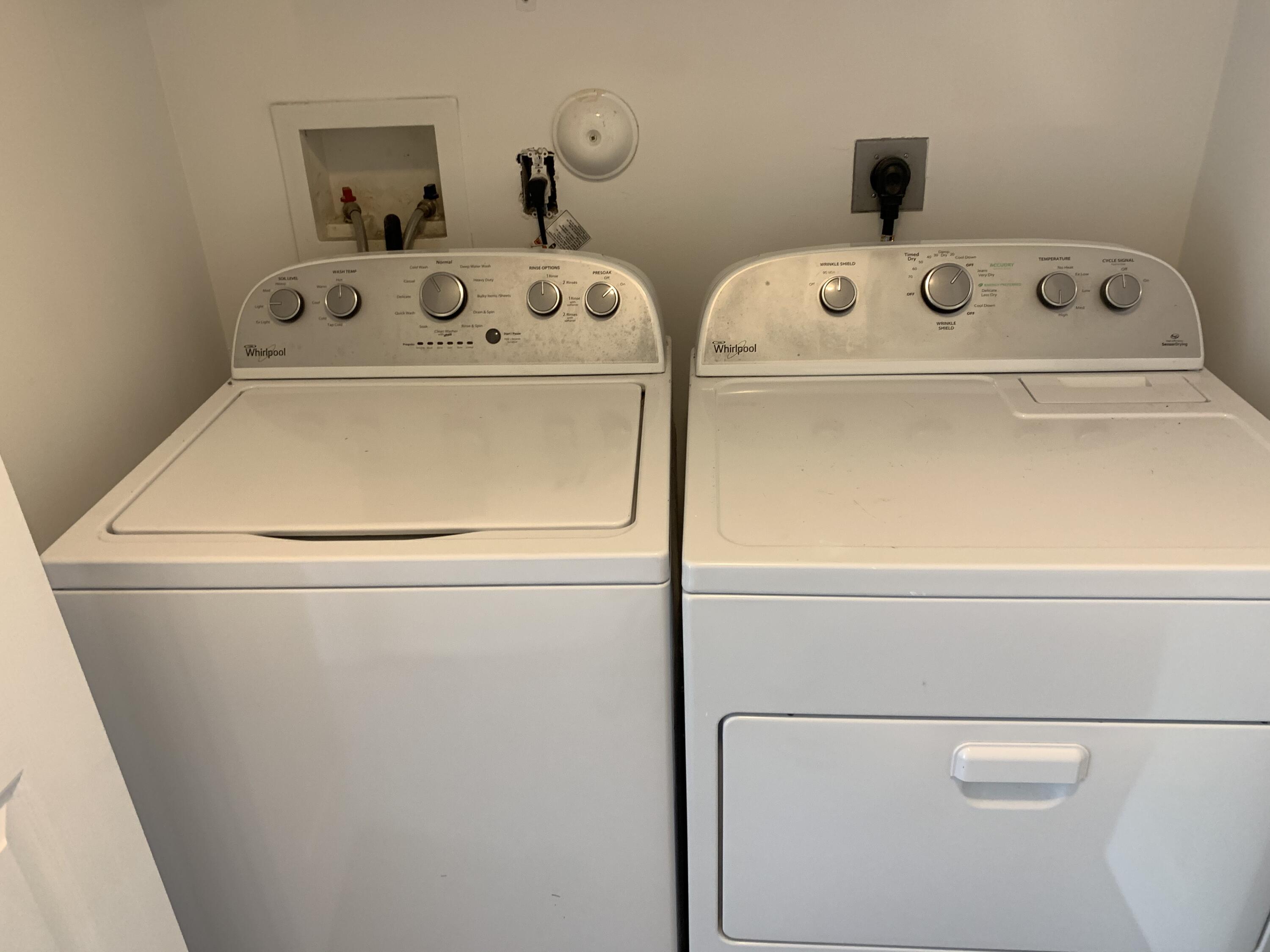 21024 Vía Eden Boca Raton, FL 33433 - Photo 20 of 30 Laundry