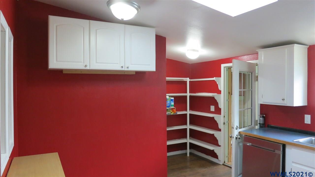 570 Southwest Clay Street Dallas, OR 97338 - Photo 4 of 16 Gallery Image 4