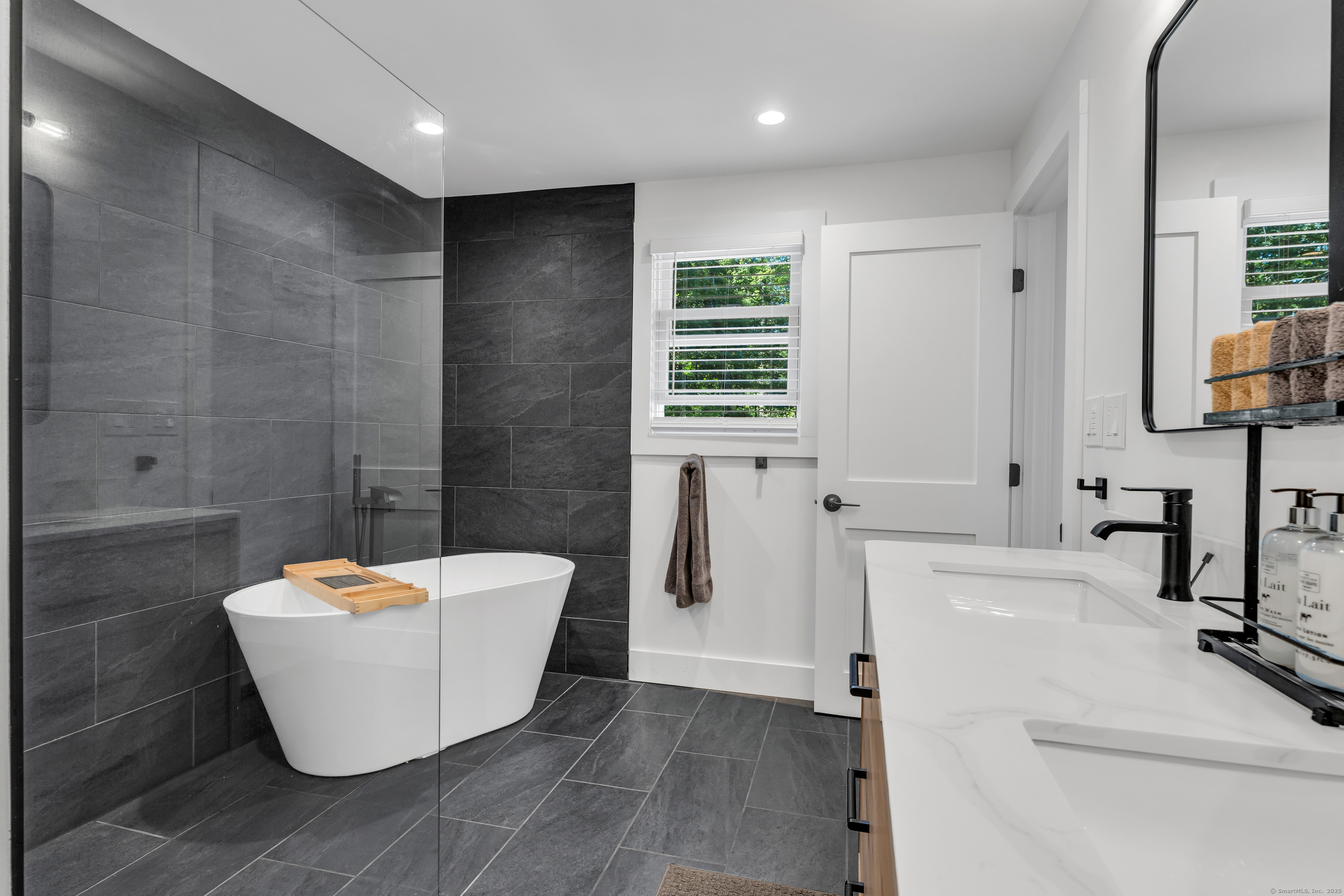 69 Squires Road Madison, CT 06443 - Photo 9 of 40