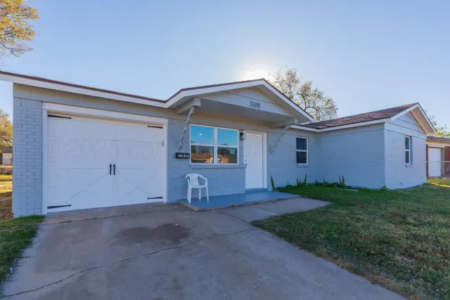a view of a house with backyard and garden