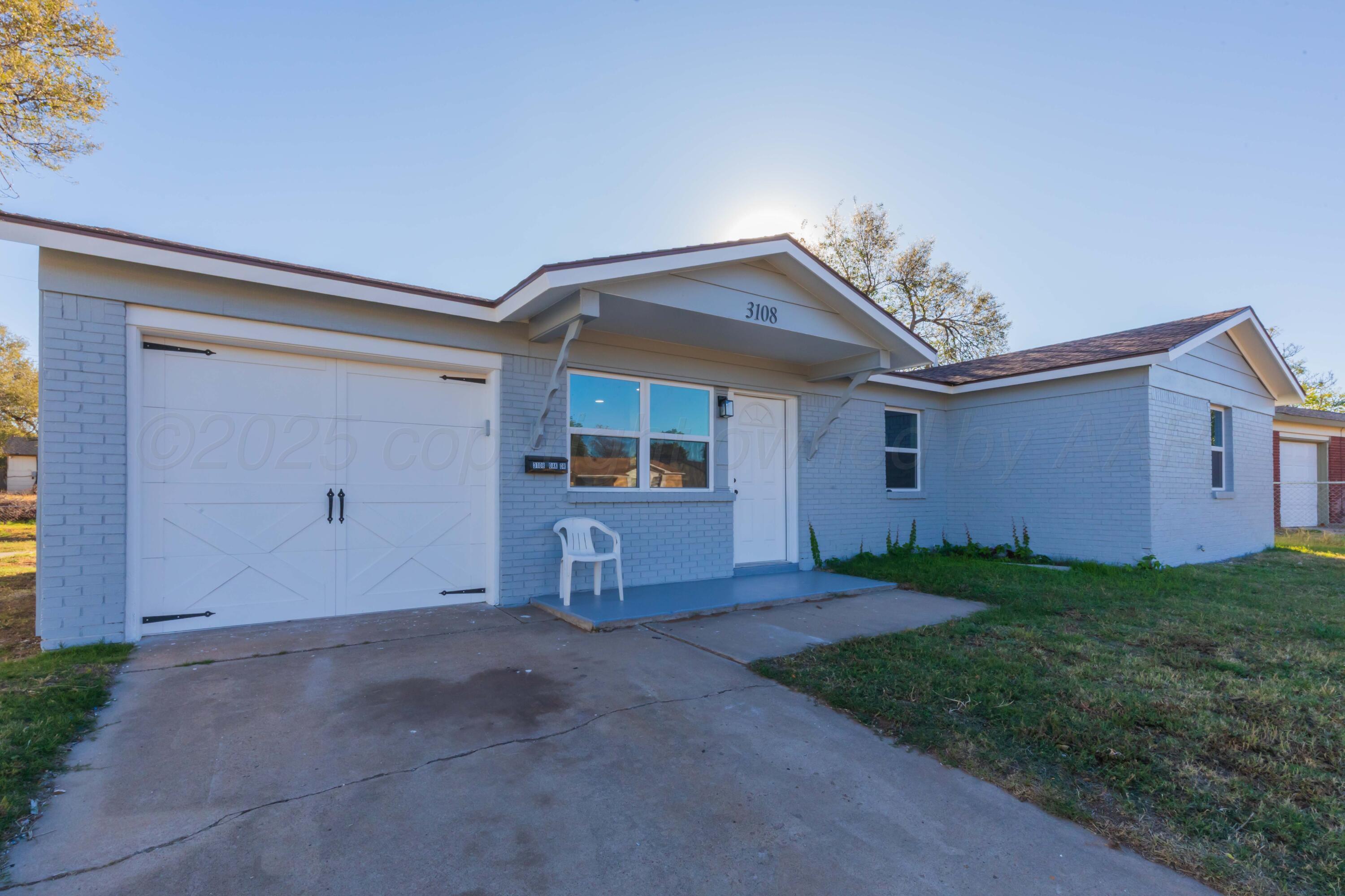 a view of a house with backyard and garden