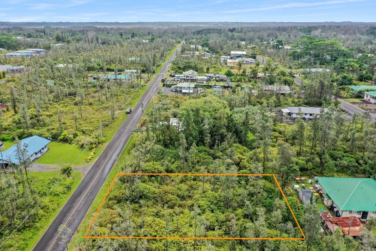 10 Treefern Drive Pahoa, HI 96778 - Photo 4 of 5 a view of a yard with an umbrella