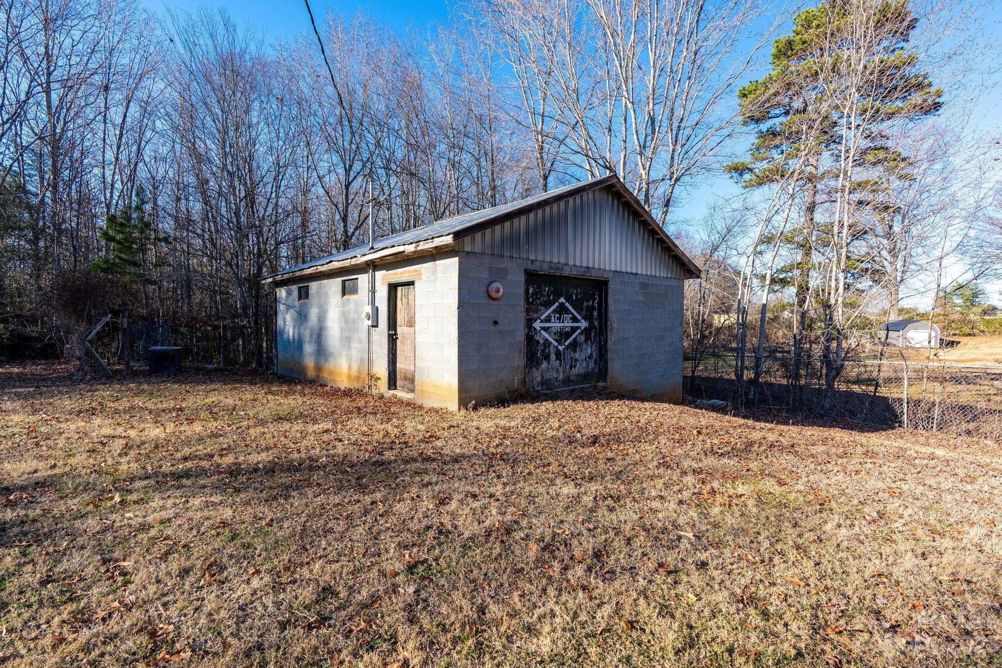 215 Cape Hickory Road Hickory, NC 28601 - Photo 10 of 34 a tree in front of a white house