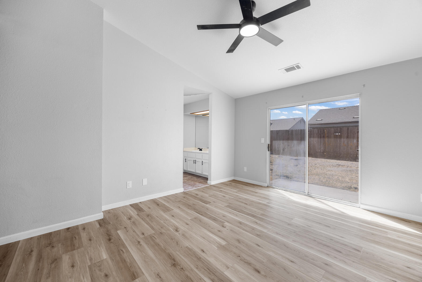2157 Country View Avenue Tulare, CA 93274 - Photo 18 of 22 25 - Master Bedroom