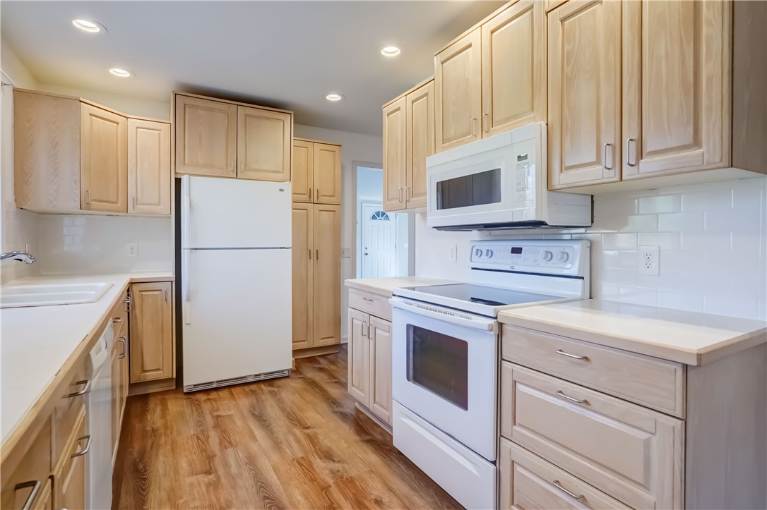 232 Ayrault Road Perinton, NY 14450 - Photo 12 of 36 Appliances stay!